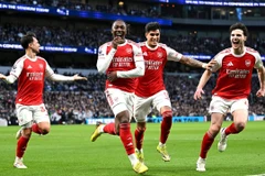 Arsenal giành chiến thắng tưng bừng ngày trên sân Tottenham.