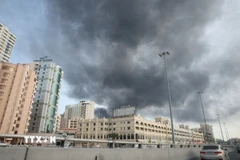Khói bốc lên sau vụ không kích của Iran nhằm vào hạm đội hải quân số 5 của Mỹ ở Manama, Bahrain ngày 28/2/2026. (Ảnh: Anadolu Agency/TTXVN)