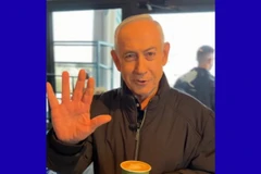 Trong video trên mạng xã hội X, Thủ tướng Israel B. Netanyahu cho thấy bàn tay có 5 ngón, bác tin đồn video trước bị cho là giả vì “6 ngón tay”./. (Nguồn: X)