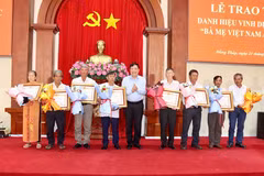 Chủ tịch Ủy ban Nhân dân tỉnh Phạm Thành Ngại trao Bằng công nhận và hoa cho thân nhân các mẹ Việt Nam anh hùng. (Nguồn: Cổng thông tin điện tử Đồng Tháp)