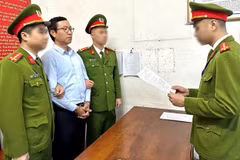 Tống đạt các quyết định tố tụng đối với Hoàng Anh Đức, nguyên Tổng Giám đốc Công ty Cổ phần Ximăng Hạ Long. (Nguồn: Công an Quảng Ninh)