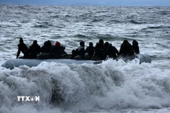 Người di cư trên trên thuyền ở ngoài khơi. (Ảnh: THX/TTXVN)