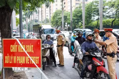 Cảnh sát Giao thông kiểm tra nồng độ cồn với người tham gia giao thông. (Ảnh: Phạm Kiên/TTXVN)