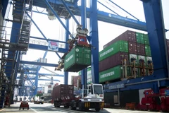 Bốc dỡ hàng hóa trên Cảng Cát Lái (phường Cát Lái) thuộc hệ thống Cảng biển Thành phố Hồ Chí Minh. (Ảnh: Hồng Đạt/TTXVN)