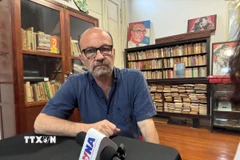 Ông Marcelo Rodriguez, Trưởng ban Đối ngoại Trung ương Đảng Cộng sản Argentina trả lời phỏng vấn phóng viên TTXVN tại Buenos Aires. (Ảnh: Diệu Hương/TTXVN)