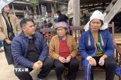 Lãnh đạo UBND xã Mường Giôn đến thăm hỏi, động viên gia đình các nạn nhân. (Ảnh: TTXVN phát)