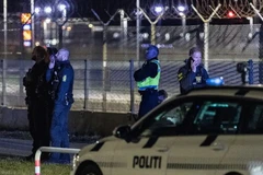Lực lượng cảnh sát kiểm tra tại sân bay Copenhagen. (Nguồn: DW)