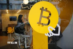 Biểu tượng đồng Bitcoin tại một quầy giao dịch ở Tel Aviv, Israel. (Ảnh: THX/TTXVN)