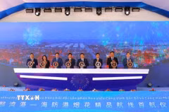 Đại biểu thực hiện nghi thức khai trương tuyến trung chuyển Cảng Hải Phòng-Vịnh Bắc Bộ. (Ảnh: TTXVN phát)