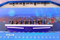 Đại biểu thực hiện nghi thức khai trương tuyến trung chuyển Cảng Hải Phòng-Vịnh Bắc Bộ. (Ảnh: TTXVN phát)