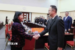 Bà Bùi Thị Minh Hoài, Ủy viên Bộ chính trị, Bí thư Trung ương Đảng, Chủ tịch Ủy ban Trung ương MTTQ Việt Nam và Phó Hội trưởng Hội Hữu nghị đối ngoại nhân dân Trung Quốc Tôn Học Khánh tại buổi tiếp. (Ảnh: An Đăng/TTXVN)