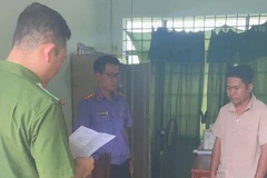 Cơ quan chức năng đọc quyết định bắt khẩn cấp đối với Ức Kim Khoan (bìa phải).