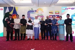 Đại sứ ASEAN và quan chức Pakistan chụp ảnh lưu niệm. (Ảnh do Đại sứ quán cung cấp)