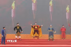 Màn diễn sử thi với chủ đề “Lào Cai khí thiêng tụ đất biên cương." (Ảnh: Hương Thu/TTXVN)