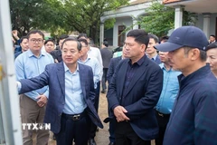 Các đồng chí lãnh đạo tỉnh Bắc Ninh kiểm tra thi công trên thực địa. (Ảnh: TTXVN phát)