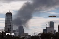 Khói bốc lên từ thành phố Tel Aviv, Israel sau cuộc tấn công đáp trả của Iran. (Ảnh: THX/TTXVN)