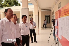 Ông Nguyễn Văn Thọ, Tổ trưởng Tổ công tác số 11, kiểm tra công tác chuẩn bị bầu cử tại điểm bầu cử Quốc hội và HĐND đặt tại trụ sở Ban quản lý Dự án đầu tư xây dựng xã Long Hải, Thành phố Hồ Chí Minh. (Ảnh: Huỳnh Sơn/TTXVN)