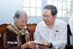 Chủ tịch Quốc hội Trần Thanh Mẫn thăm hỏi, tặng quà Mẹ Việt Nam Anh hùng Nguyễn Thị Hãnh. (Ảnh: Doãn Tấn/TTXVN)