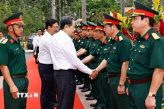 Chủ tịch Quốc hội Trần Thanh Mẫn thăm, làm việc với Sư đoàn 9, Quân đoàn 34. (Ảnh: Doãn Tấn/TTXVN)