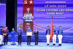 Đồng chí Trịnh Văn Quyết, Ủy viên Bộ Chính trị, Bí thư Trung ương Đảng, Trưởng Ban Tuyên giáo và Dân vận Trung ương trao tặng Huân chương Lao động hạng Nhất cho Đoàn Thanh niên Cộng sản Hồ Chí Minh. (Ảnh: Minh Đức/TTXVN)