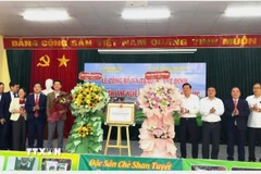 UBND xã Đồng Phúc nhận quyết định công nhận Làng nghề chè Shan Tuyết Bằng Phúc, xã Đồng Phúc, tỉnh Thái Nguyên. (Ảnh: TTXVN phát)