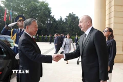 Tổng thống Azerbaijan Ilham Aliyev đón Tổng Bí thư Tô Lâm. (Ảnh: Thống Nhất/TTXVN)