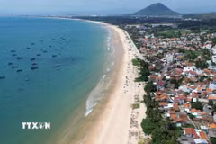 Bãi biển Làng chài Long Thủy (Đắk Lắk) thu hút du khách đến trải nghiệm. (Ảnh: Tuấn Anh/TTXVN)