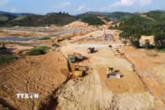 Mũi thi công tại nút giao ĐT721 thuộc xã Đạ Huoai (tuyến cao tốc Tân Phú-Bảo Lộc) được nhà thầu tăng tốc thi công các hạng mục. (Ảnh: Nguyễn Dũng/TTXVN)