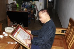 Kỹ sư Vũ Hữu Lê được nhận Huân chương Lao động hạng Nhì, hạng Ba của Chủ tịch nước; Bằng Lao động sáng tạo của Tổng Liên đoàn Lao động Việt Nam cùng nhiều Bằng khen của Trung ương và tỉnh. (Ảnh: Đinh Thùy/TTXVN)