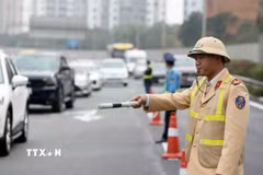 Cảnh sát giao thông điều tiết, phân luồng phương tiện. (Ảnh minh họa: Phạm Kiên/TTXVN)