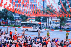 Người dân chào đón các đoàn tập hợp trên phố Văn Cao trước buổi sơ duyệt cấp Nhà nước Lễ diễu binh, diễu hành. (Ảnh: Hoàng Hiếu/TTXVN)