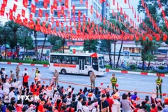 Người dân chào đón các đoàn tập hợp trên phố Văn Cao trước buổi sơ duyệt cấp Nhà nước Lễ diễu binh, diễu hành. (Ảnh: Hoàng Hiếu/TTXVN)