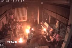 Hiện trường nơi xảy ra vụ tưới xăng đốt nghi do mâu thuẫn tình cảm, tối 6/1/2025 tại phường Long Hoa, tỉnh Tây Ninh. (Ảnh: TTXVN phát)