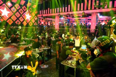 Cơ quan Cảnh sát Điều tra Công an tỉnh Bình Thuận khám xét quán Paris Night tại thành phố Phan Thiết (Bình Thuận). (Ảnh: TTXVN phát)
