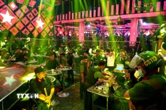 Cơ quan Cảnh sát Điều tra Công an tỉnh Bình Thuận khám xét quán Paris Night tại thành phố Phan Thiết (Bình Thuận). (Ảnh: TTXVN phát)