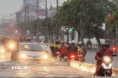 Nước ngập trên khu vực đường Phan Văn Hớn, Quận 12. (Ảnh: TTXVN phát)
