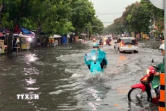 Nước ngập trên đường Đặng Thùy Trâm, quận Bình Thạnh. (Ảnh: TTXVN phát)