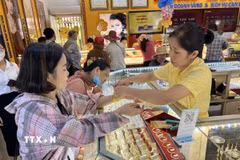 Giao dịch vàng khá sôi động trong thời điểm giá vàng tăng sốc. (Ảnh: Hứa Chung/TTXVN)