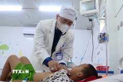 Bác sỹ Khoa Nhi, Bệnh viện Đa khoa tỉnh Bạc Liêu thăm khám, theo dõi tình hình sức khỏe các bệnh nhi bị ngộ độc thuốc diệt chuột. (Ảnh: TTXVN phát)