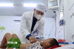 Bác sỹ Khoa Nhi, Bệnh viện Đa khoa tỉnh Bạc Liêu thăm khám, theo dõi tình hình sức khỏe các bệnh nhi bị ngộ độc thuốc diệt chuột. (Ảnh: TTXVN phát)