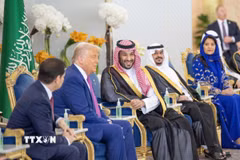 Thái tử Saudi Arabia Mohammed bin Salman Al Saud (thứ 3, phải) và Tổng thống Mỹ Donald Trump (thứ 2, trái) tại cuộc gặp ở Riyadh, ngày 13/5/2025. (Ảnh: AA/TTXVN)