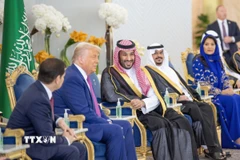 Thái tử Saudi Arabia Mohammed bin Salman Al Saud (thứ 3, phải) và Tổng thống Mỹ Donald Trump (thứ 2, trái) tại cuộc gặp ở Riyadh, ngày 13/5/2025. (Ảnh: AA/TTXVN)