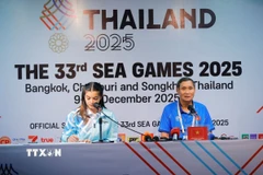 HLV trưởng đội tuyển nữ Việt Nam Mai Đức Chung trả lời họp báo sau trận đấu. (Ảnh: Minh Quyết/TTXVN)