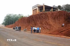 Nhà cửa của các hộ dân chênh vênh bên mép khi thi công hạ cốt nền đường ĐT.753 tại xã Tân Lợi, tỉnh Đồng Nai. (Ảnh: Nhật Bình/TTXVN)