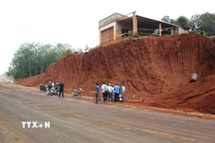 Nhà cửa của các hộ dân chênh vênh bên mép khi thi công hạ cốt nền đường ĐT.753 tại xã Tân Lợi, tỉnh Đồng Nai. (Ảnh: Nhật Bình/TTXVN)