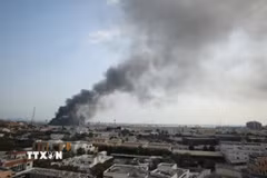 Khói bốc lên sau khi tên lửa Iran đánh trúng trụ sở Hạm đội 5 của Hải quân Mỹ ở Manama, Bahrain ngày 28/2/2026. (Ảnh: AA/TTXVN)