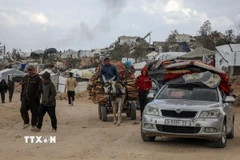 Người dân Palestine đi sơ tán tránh xung đột tại Beit Lahia, Dải Gaza. (Ảnh: THX/TTXVN)