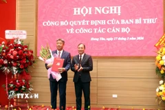 Đồng chí Hoàng Trung Dũng, Ủy viên Trung ương Đảng, Phó Trưởng ban Thường trực Ban Tổ chức Trung ương trao Quyết định của Ban Bí thư cho đồng chí Nguyễn Mạnh Quyền giữ chức Phó Bí thư Tỉnh ủy Hưng Yên, nhiệm kỳ 2025-2030. (Ảnh: Đinh Văn Nhiều/TTXVN)