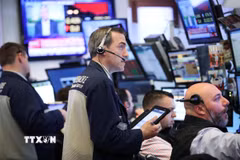 Giao dịch viên tại sàn chứng khoán New York, Mỹ. (Ảnh: THX/TTXVN)