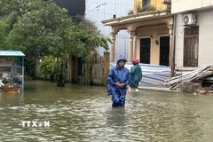 Mưa kéo dài nhiều ngày gây ngập trên một tuyến đường của phường Thuận An, thành phố Huế. (Ảnh: Mai Trang/TTXVN)